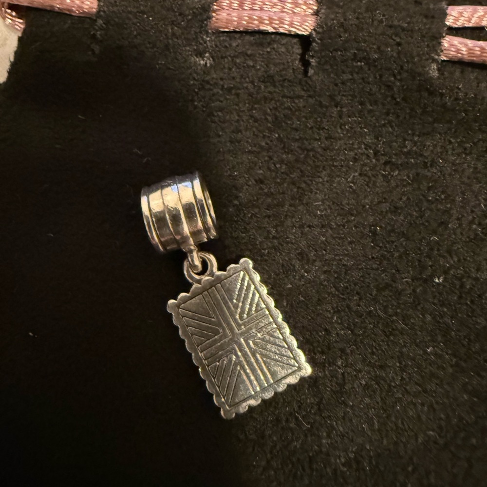 PANDORA RETIRED GREETINGS FROM LONDON POSTAGE STAMP
